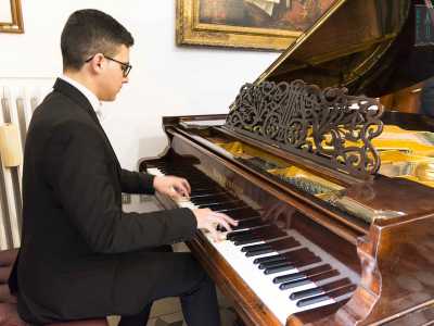 Mentre un pianista accarezza con devozione i tasti dello Schiedmayer, ci guardiamo attorno...